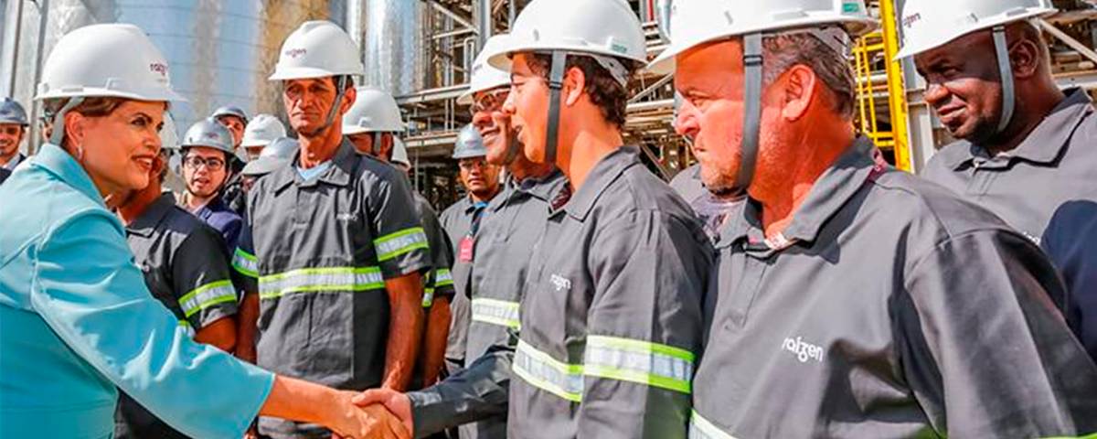 Dilma em fabrica de Etanol